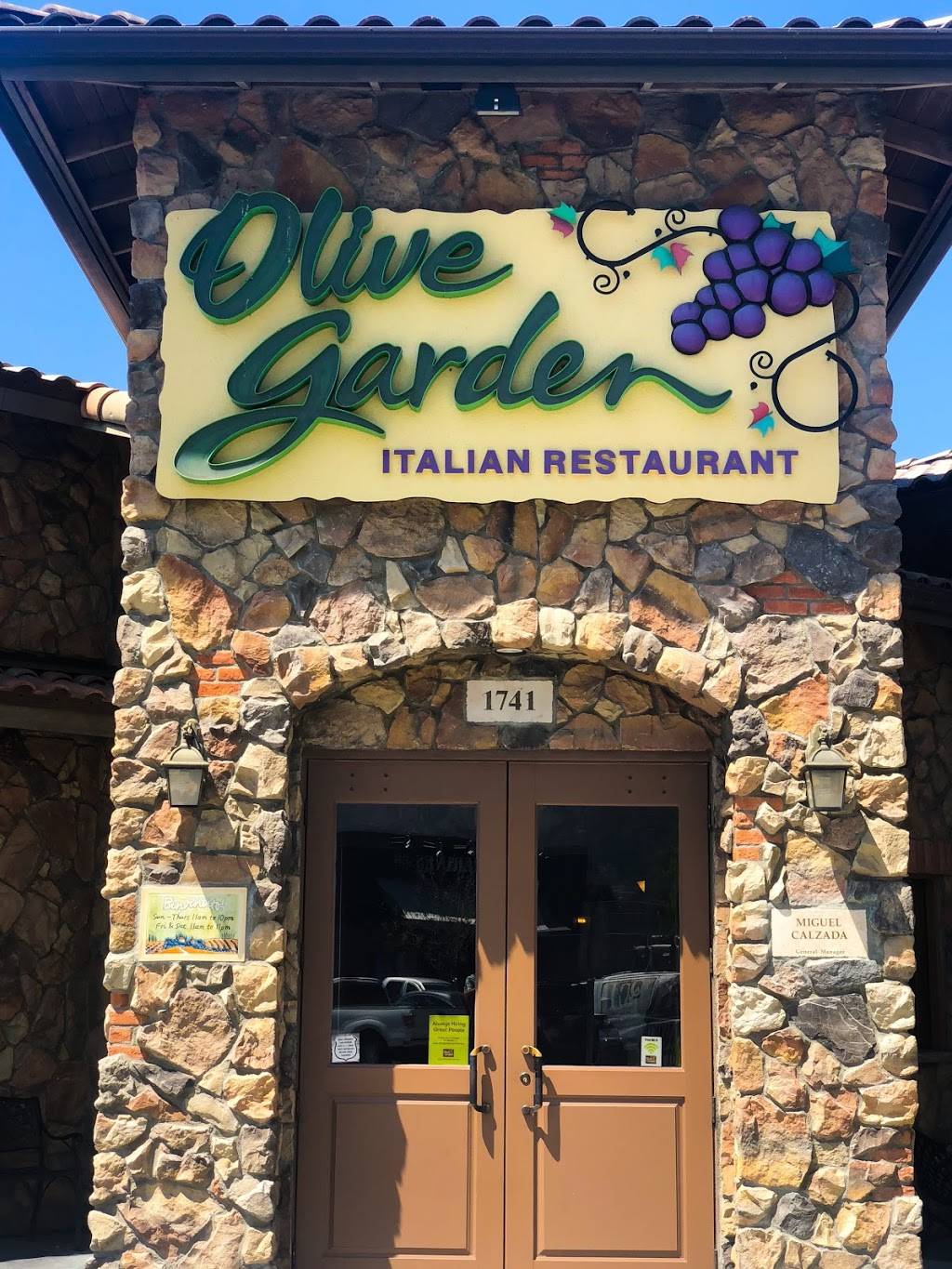Olive Garden Italian Restaurant | meal takeaway | R6, 1741 N Victory Pl, Burbank, CA 91504, USA | 8185593640 OR +1 818-559-3640
