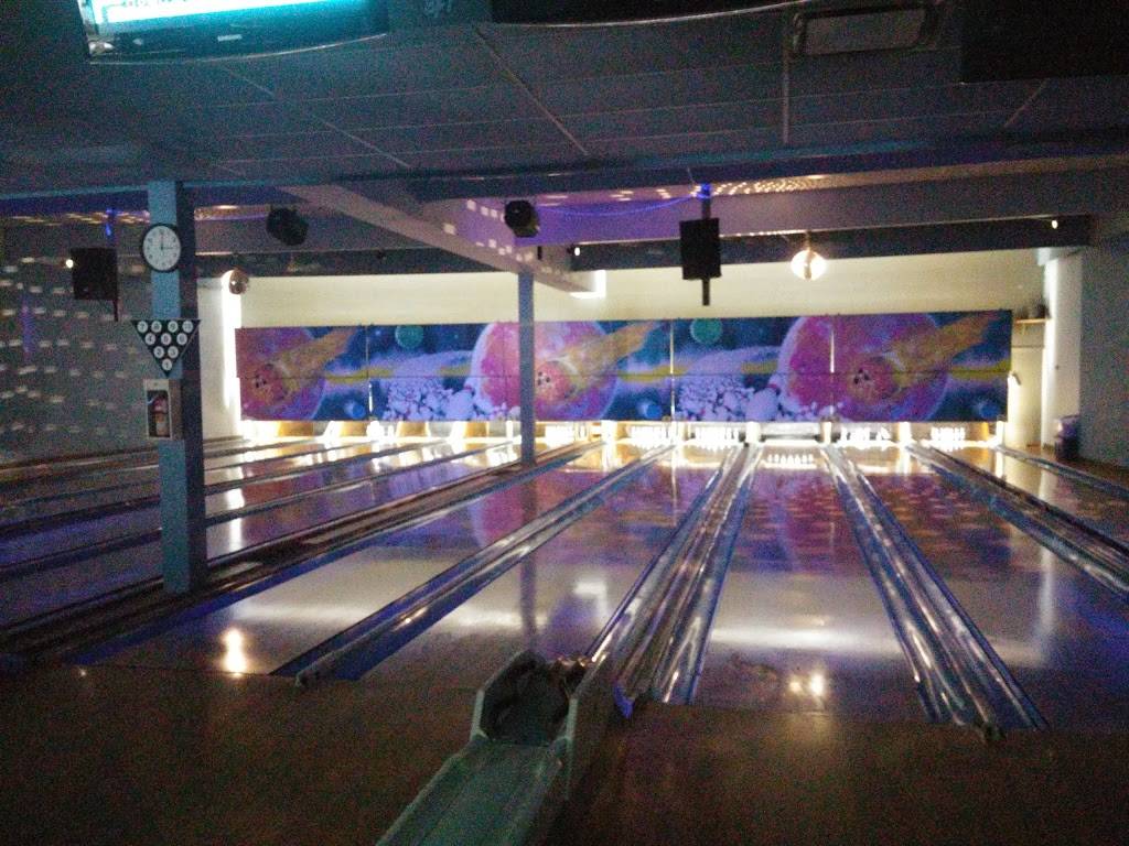 Salle De Quilles Les Saules | meal takeaway | 3110 Boulevard Masson, Québec, QC G1P 1J8, Canada | 4188713650 OR +1 418-871-3650