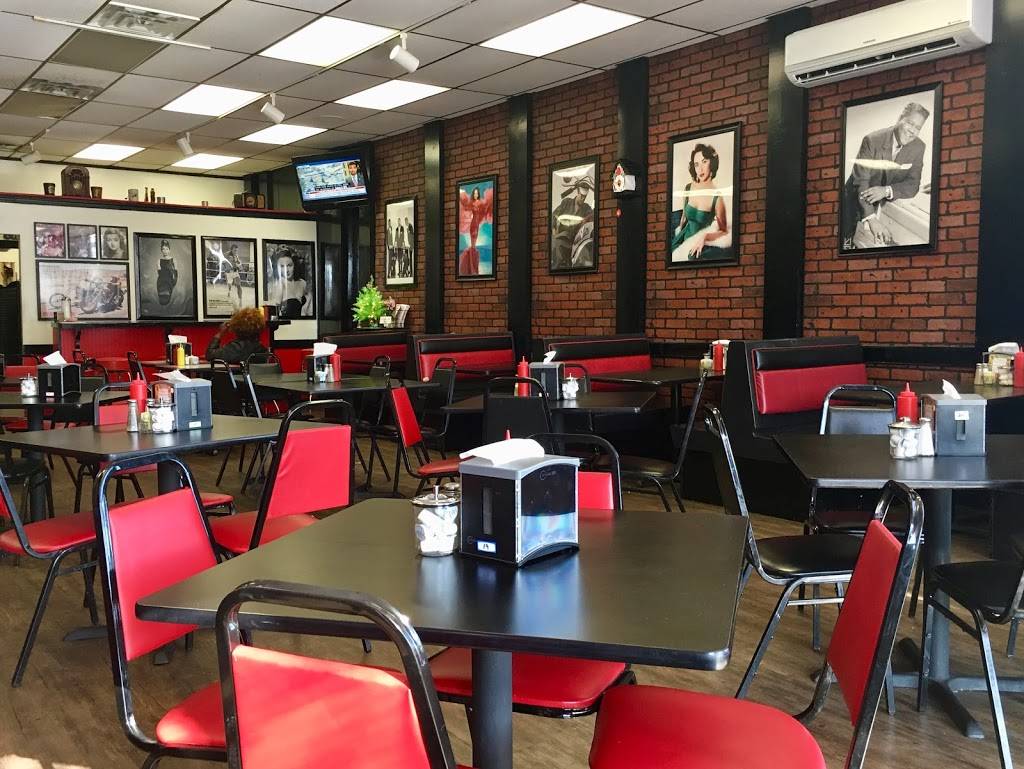 Classic Diner | restaurant | 301 N Main St, Tarboro, NC 27886, USA | 2528233303 OR +1 252-823-3303