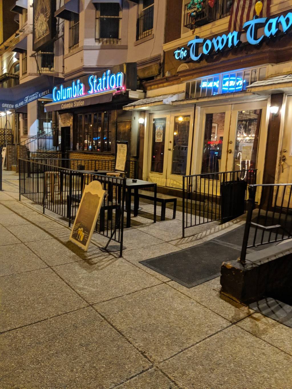 Town Tavern DC | restaurant | 2323 18th St NW, Washington, DC 20009, USA | 2023878696 OR +1 202-387-8696