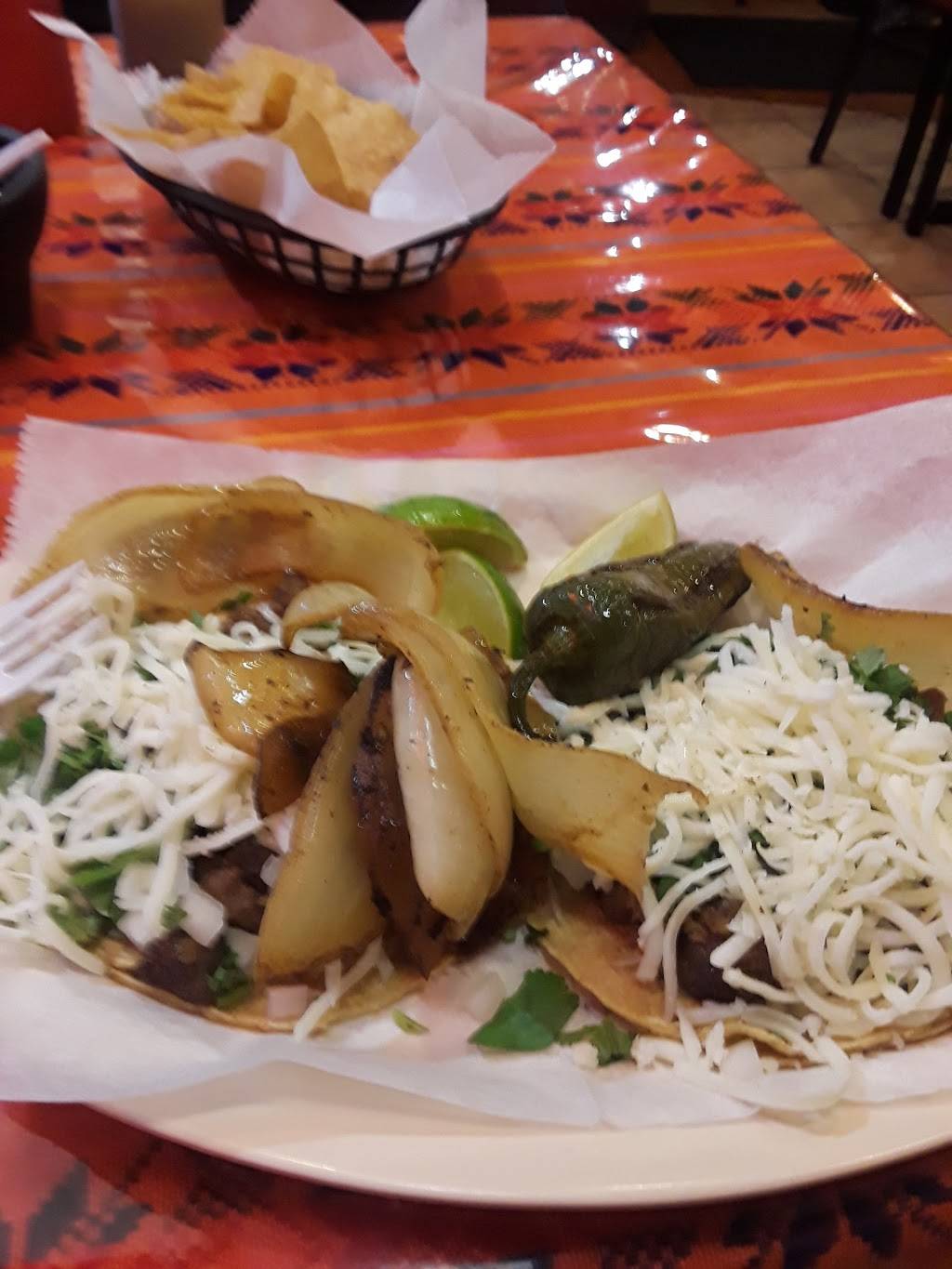 El Gallo Bravo | restaurant | 1429 W Montrose Ave, Chicago, IL 60613, USA | 7734045358 OR +1 773-404-5358