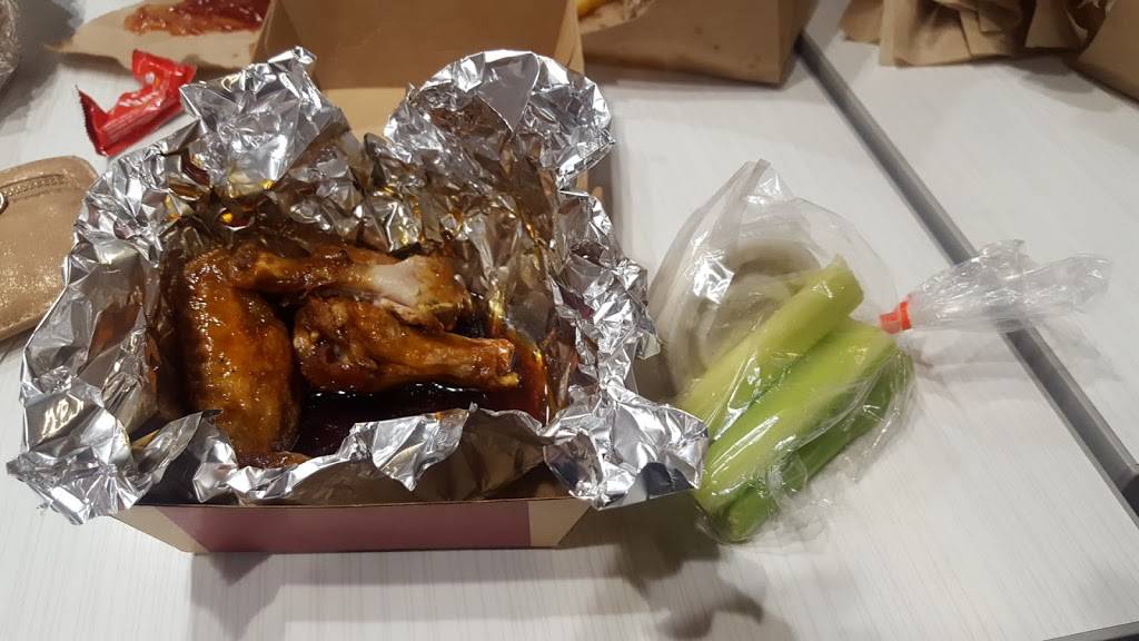 Buffalo Boss | restaurant | 30 Mall Drive West, Jersey City, NJ 07310, USA | 2014209200 OR +1 201-420-9200