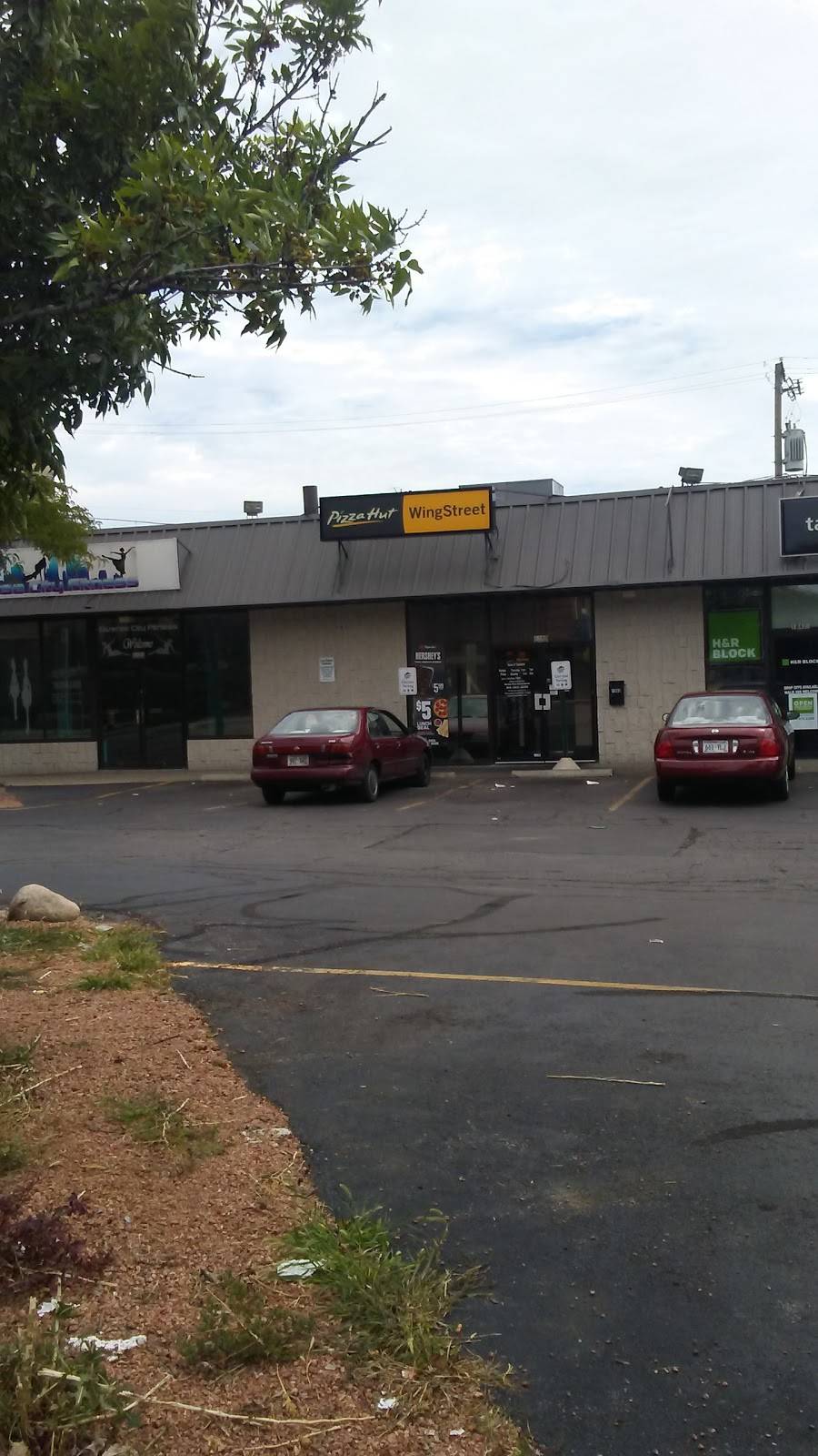 Pizza Hut | restaurant | 1840 S 15th St, Milwaukee, WI 53204, USA | 4146436200 OR +1 414-643-6200