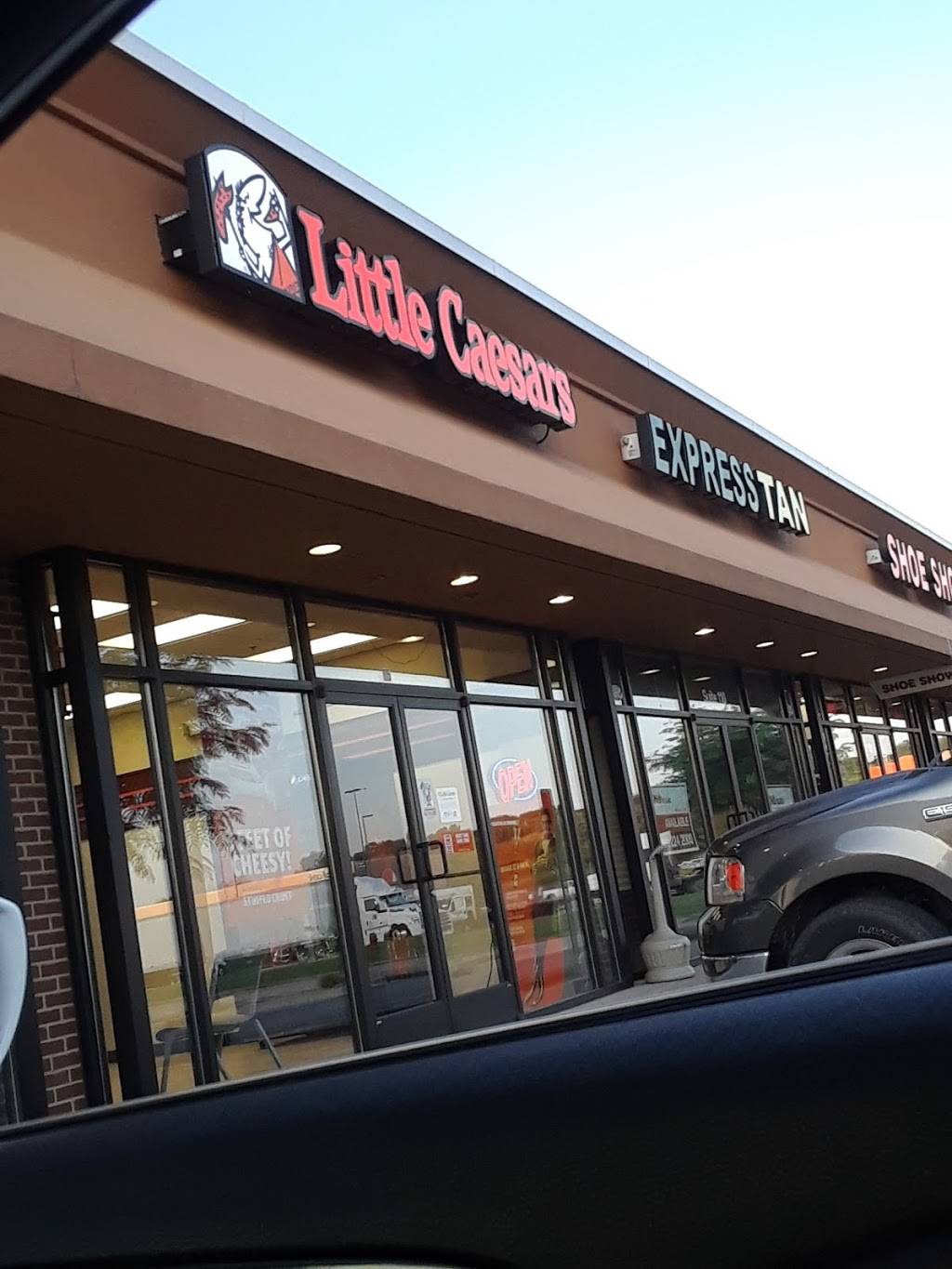 Little Caesars Pizza | meal takeaway | 115 Sam Walton Dr, Russellville, KY 42276, USA | 2708474162 OR +1 270-847-4162