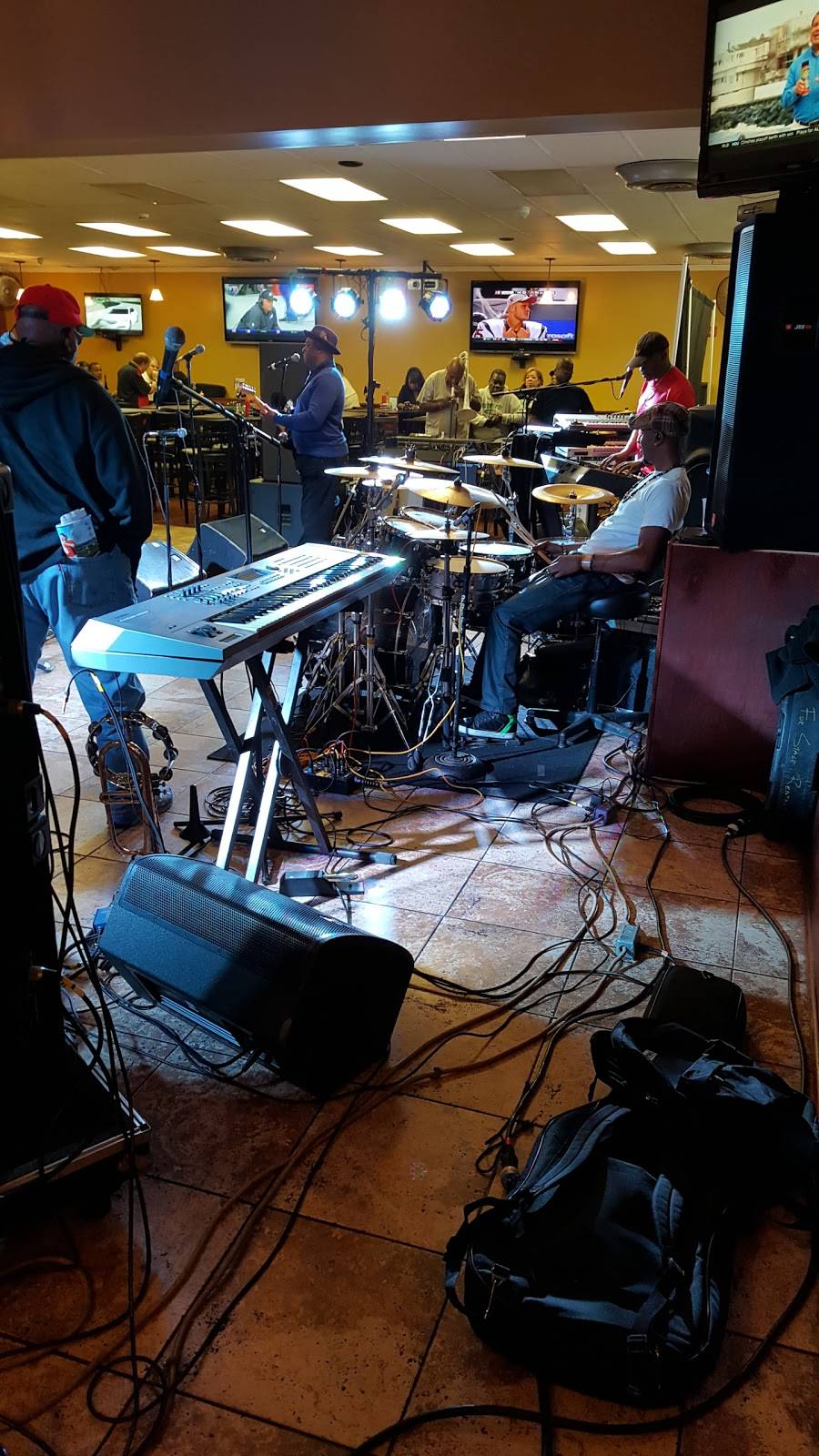 Comfort Zone Restaurant & Lounge | restaurant | 2163 Cunningham Dr, Hampton, VA 23666, USA | 7578381802 OR +1 757-838-1802