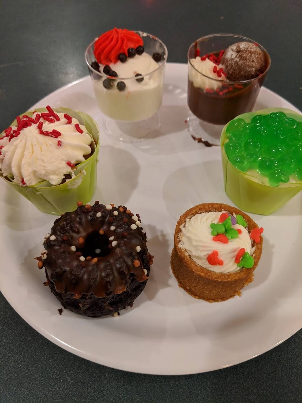 Hollywood & Vine | restaurant | 351 S Studio Dr N, Orlando, FL 32830, USA | 4079393463 OR +1 407-939-3463