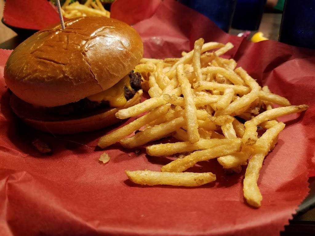 Guidos Bar & Grill | restaurant | 2 E Main St, Champaign, IL 61820, USA | 2173593148 OR +1 217-359-3148