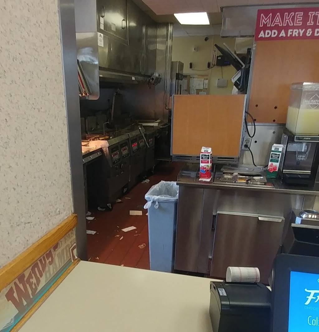 Wendys | restaurant | 2333 28th St SE, Grand Rapids, MI 49508, USA | 6162431089 OR +1 616-243-1089