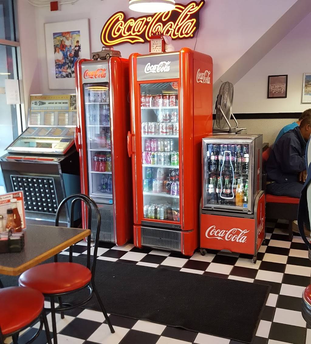 Garys Handy Lunch | restaurant | 462 Thames St, Newport, RI 02840, USA | 4018479480 OR +1 401-847-9480