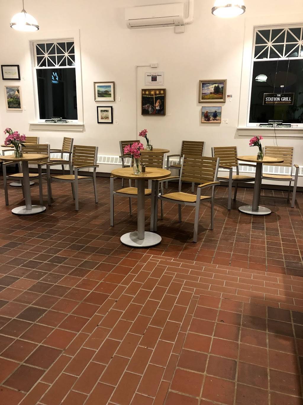 The Station Grill | restaurant | 59 Depot Ave, Falmouth, MA 02540, USA | 5082218622 OR +1 508-221-8622