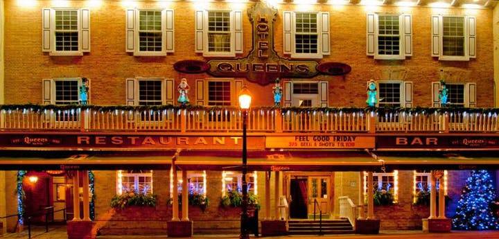 Queens Hometown Pub & Queens Nightclub | night club | 94 Dunlop St E, Barrie, ON L4M 1A4, Canada | 7057282424 OR +1 705-728-2424