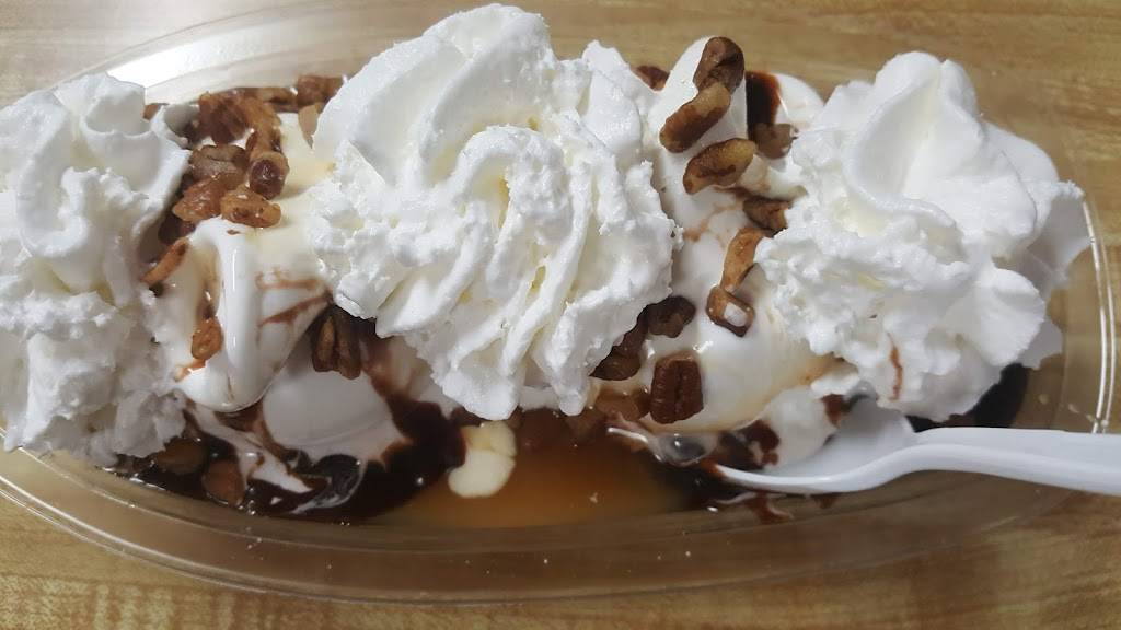 Staggs Dairy Treats & Restaurant | restaurant | 1010 W 3rd St, Rushville, IN 46173, USA | 7659383251 OR +1 765-938-3251