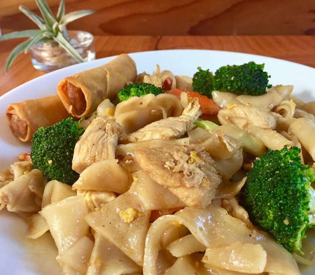 Mama Made Thai | restaurant | 92106, 2820 Historic Decatur Rd, San Diego, CA 92106, USA | 6192090140 OR +1 619-209-0140