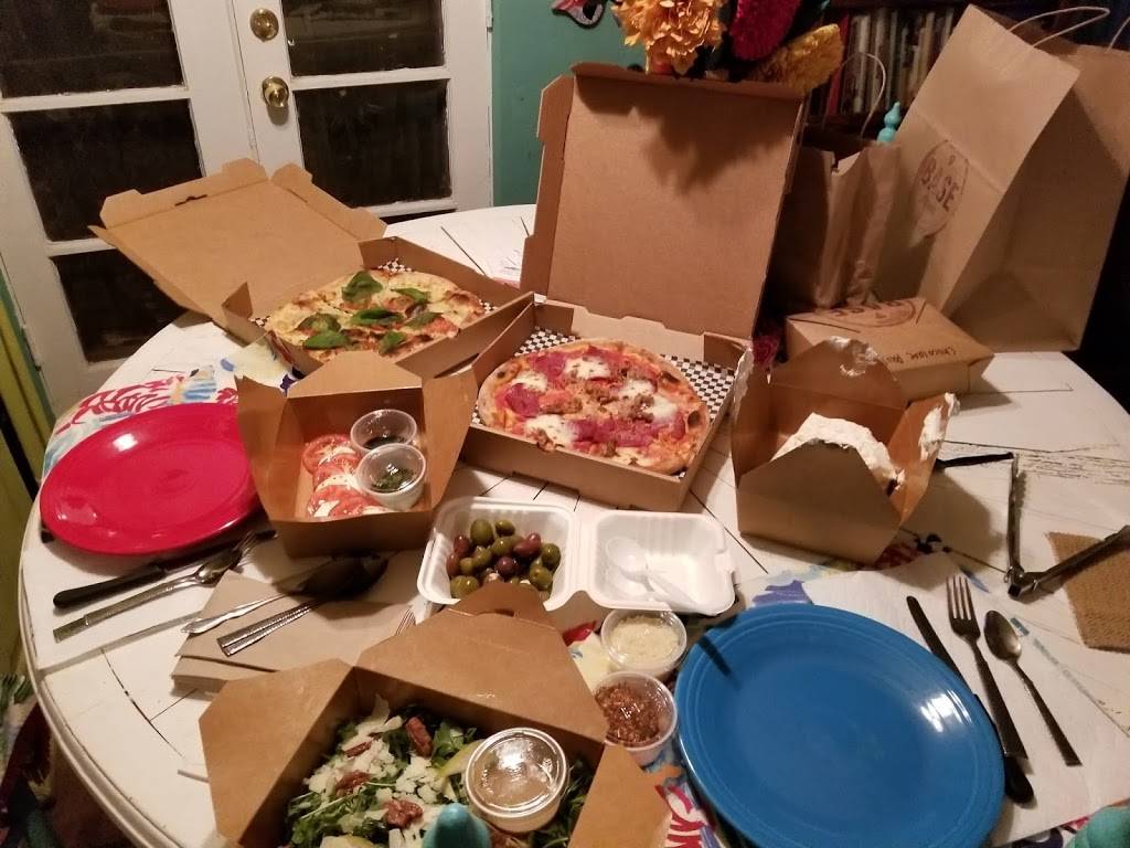 Giant Rustic Pizza | restaurant | 3945 E Camelback Rd, Phoenix, AZ 85018, USA | 6024229300 OR +1 602-422-9300