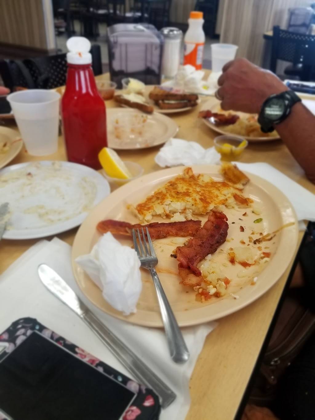 Vickys | restaurant | 8320 Limonite Ave, Riverside, CA 92509, USA | 9513608400 OR +1 951-360-8400