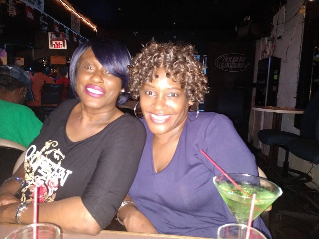 Greenwoods Bar & Grill | restaurant | 301 N New Braunfels Ave, San Antonio, TX 78202, USA | 2102241969 OR +1 210-224-1969