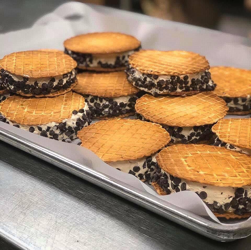 Crossroads Collective | restaurant | 2238 N Farwell Ave, Milwaukee, WI 53202, USA | 4147639081 OR +1 414-763-9081