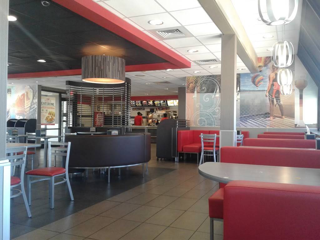 Hardees | restaurant | 10 Centre On The Lake, Lake St Louis, MO 63367, USA | 6366256272 OR +1 636-625-6272