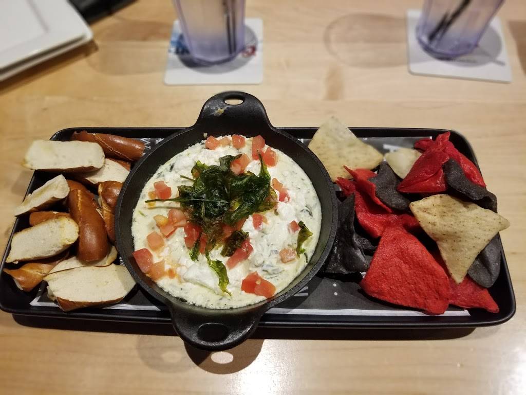 Shoeless Joes Sports Grill | restaurant | 17 McPherson Dr, Napanee, ON K7R 3L1, Canada | 6133545558 OR +1 613-354-5558