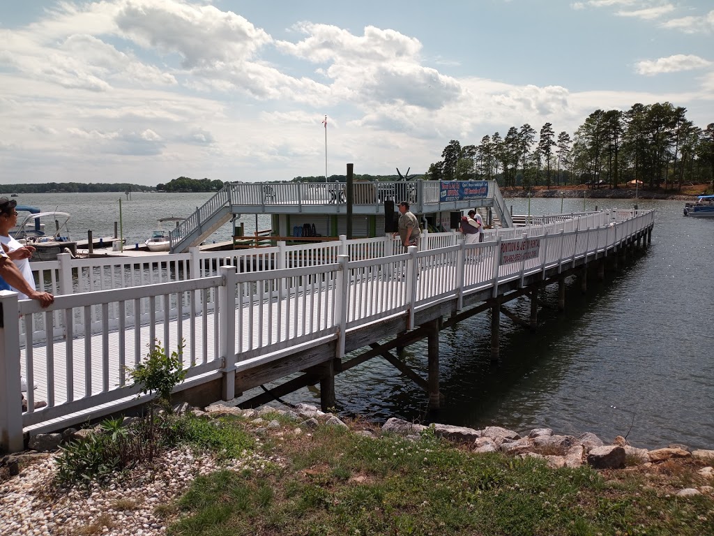 Queens Landing | restaurant | 1459 River Hwy, Mooresville, NC 28117, USA | 7046632628 OR +1 704-663-2628