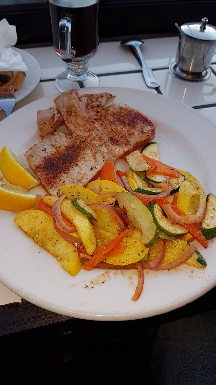 Gs Boat House Raw Bar & Grill | restaurant | 200 Main St, Huntington Beach, CA 92648, USA | 7149693100 OR +1 714-969-3100