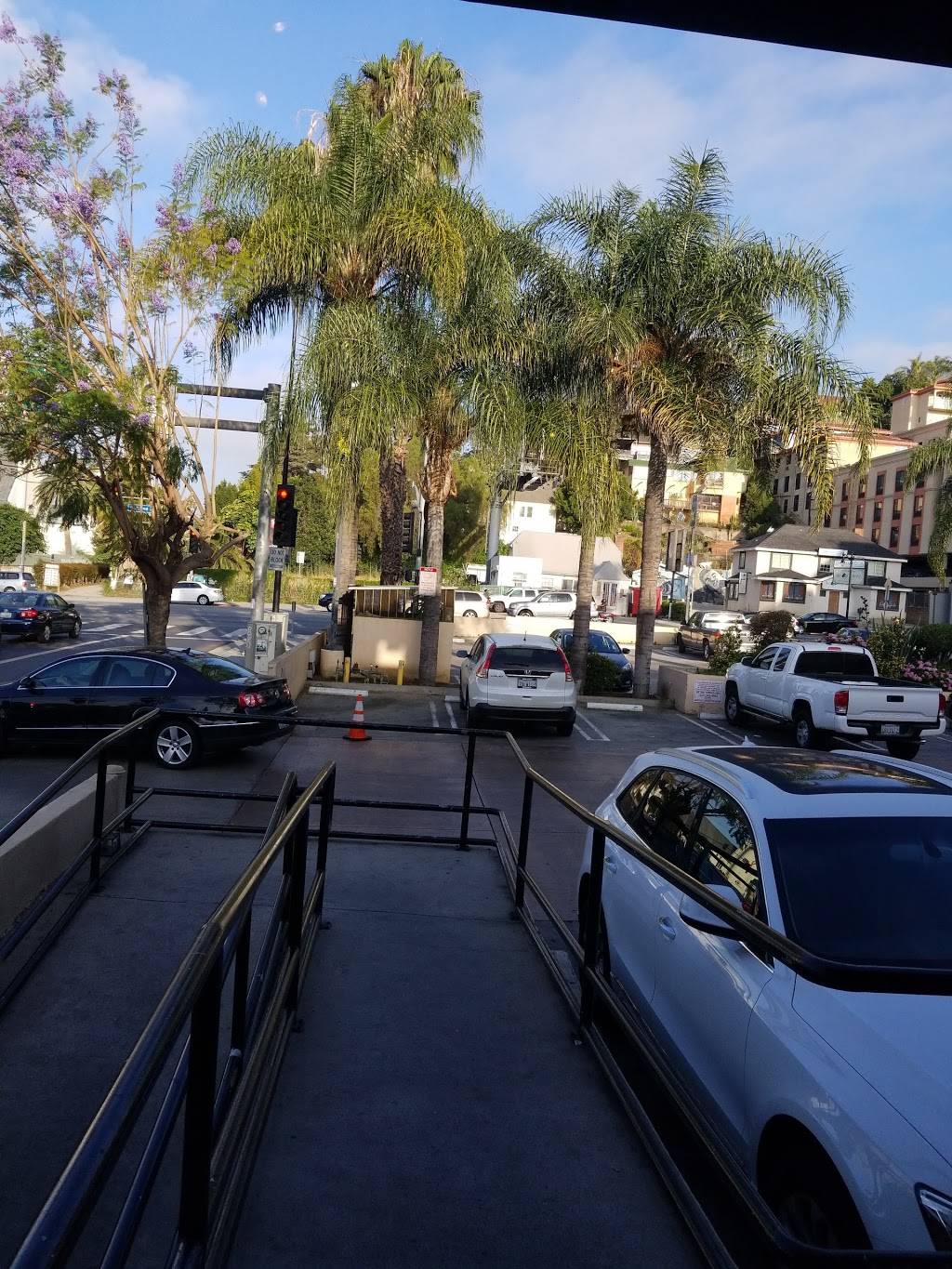 Starbucks | cafe | 1900 N Highland Ave #1, Hollywood, CA 90068, USA | 3238507360 OR +1 323-850-7360