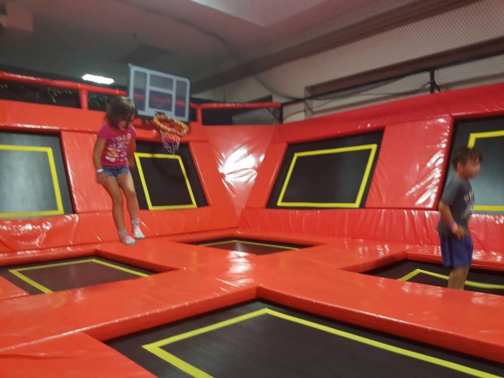 Jungle Hut Entertainment | restaurant | 2289 Barton St E #8, Hamilton, ON L8E 2W8, Canada | 9055735000 OR +1 905-573-5000