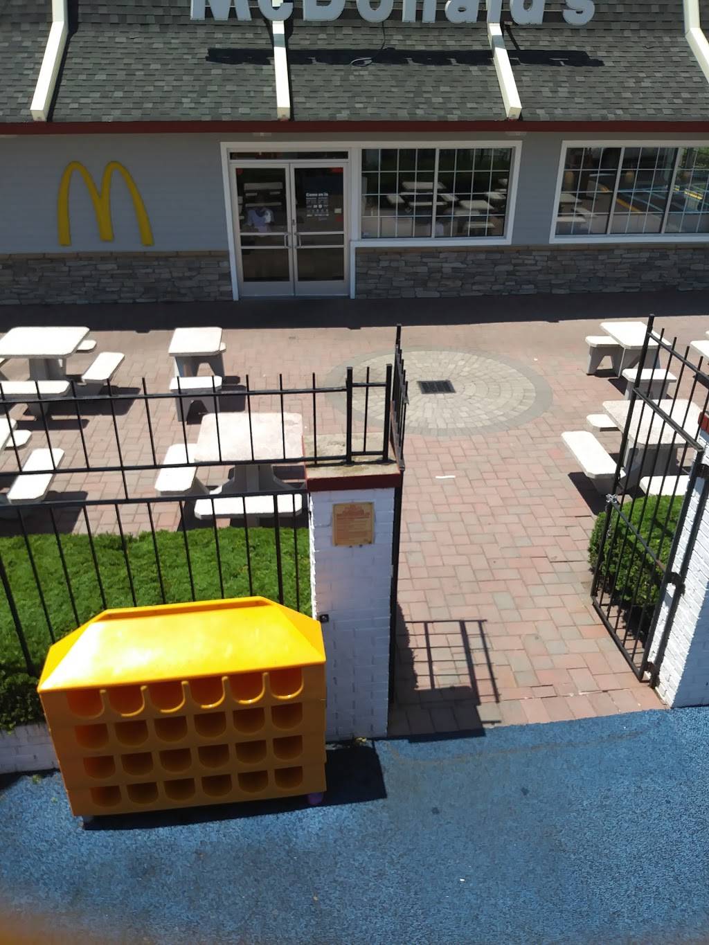 McDonalds | cafe | 900 Broadway, Broadhollow Rd, Amityville, NY 11701, USA | 6317894033 OR +1 631-789-4033