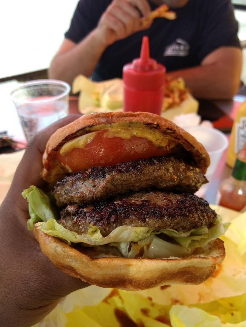Shaka Shack Burgers | restaurant | 1701 Ocean Park Blvd, Santa Monica, CA 90405, USA | 3104505551 OR +1 310-450-5551