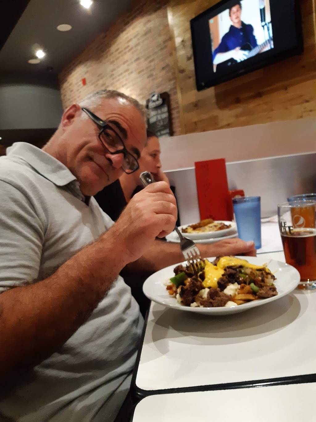 Poutineville | restaurant | 511 Boulevard Antoine-Séguin, Saint-Eustache, QC J7P 0E1, Canada | 4509749040 OR +1 450-974-9040