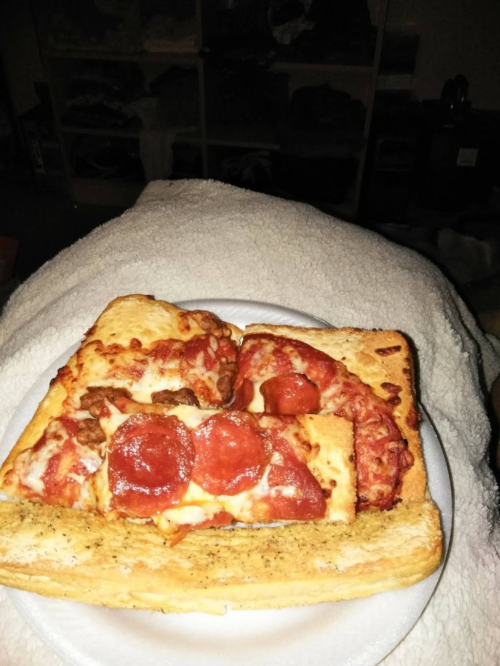 Pizza Hut | restaurant | 2154 N Lewis Ave, Waukegan, IL 60087, USA | 8472445303 OR +1 847-244-5303