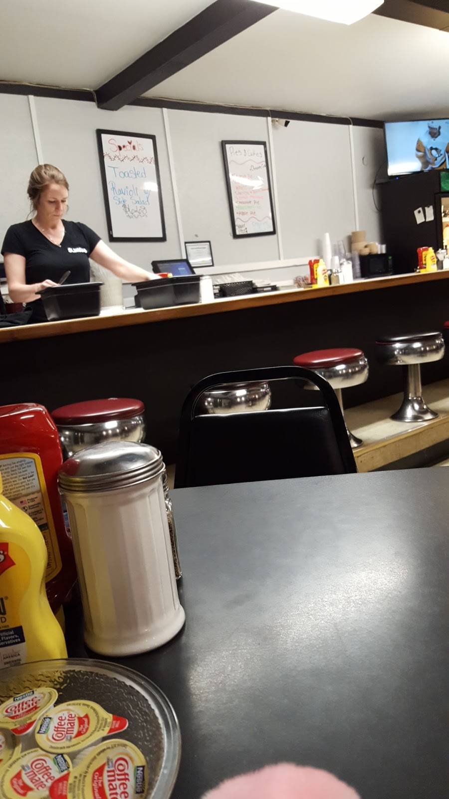 Slingers | restaurant | 4662 Gravois Rd, House Springs, MO 63051, USA | 6363753155 OR +1 636-375-3155