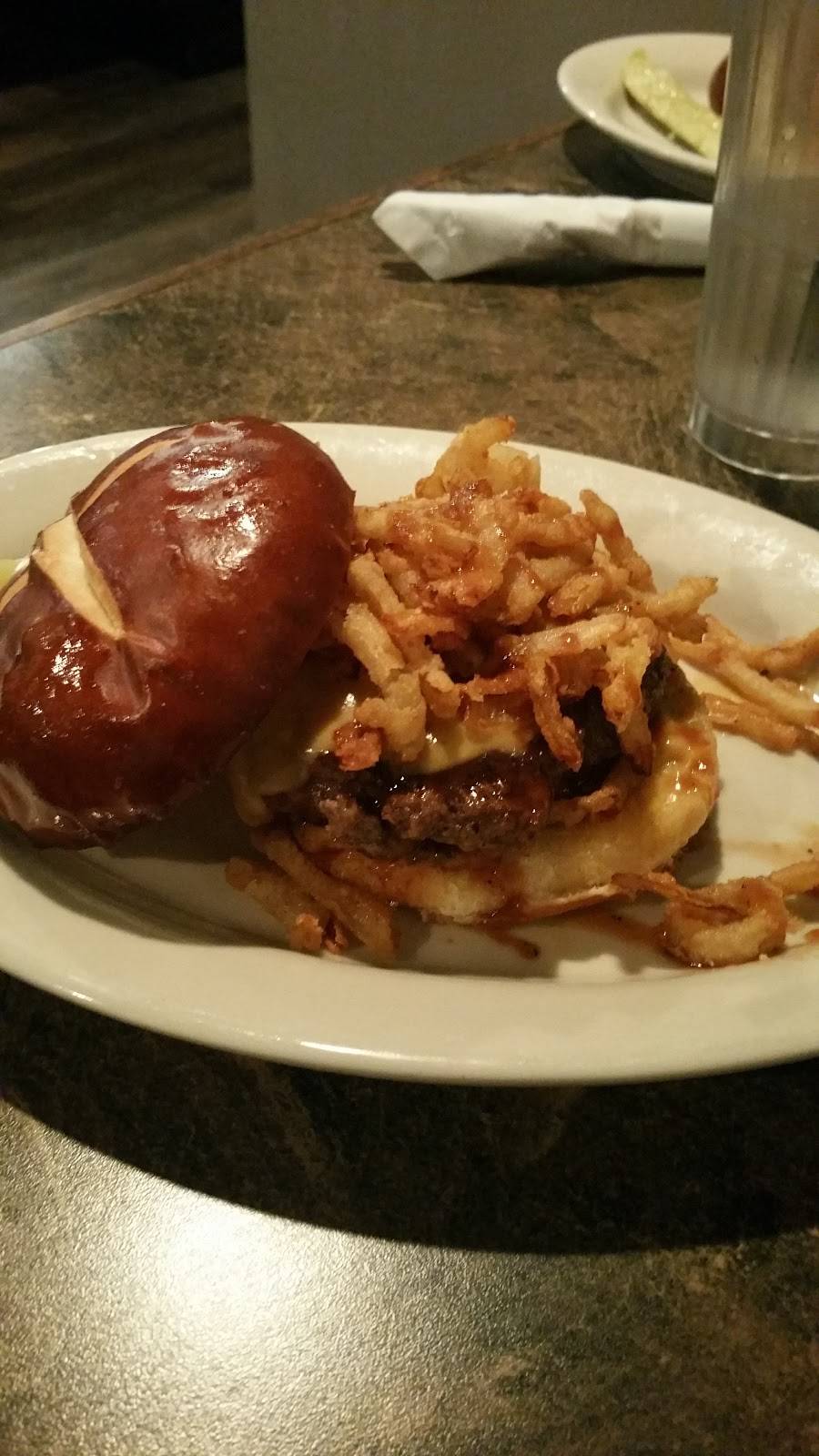 Bullets Restaurant | restaurant | 1301 15th Ave, Monroe, WI 53566, USA | 6083257777 OR +1 608-325-7777