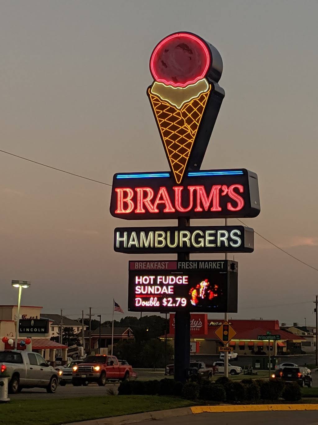 Braums Ice Cream & Burger Restaurant | restaurant | 2508 N 14th St, Ponca City, OK 74601, USA | 5807659038 OR +1 580-765-9038