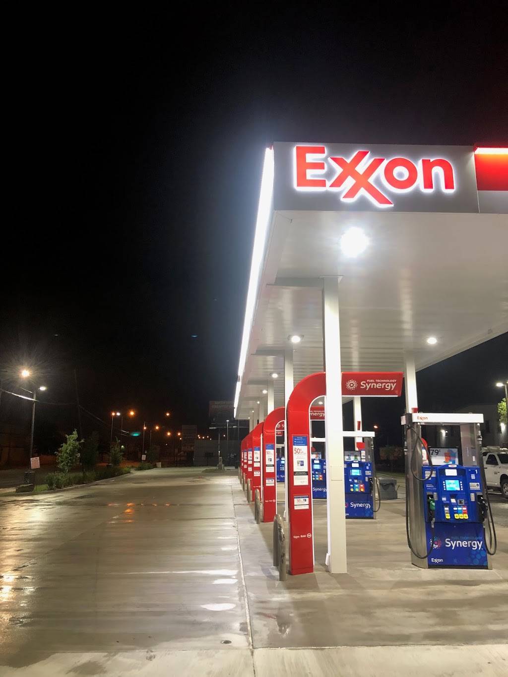 7-Eleven | bakery | 555 W Mockingbird Ln, Dallas, TX 75247, USA | 9729822208 OR +1 972-982-2208