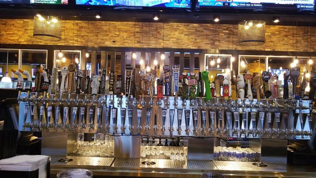 Bulldog Ale House | restaurant | 157 S Weber Rd, Bolingbrook, IL 60490, USA | 6303780333 OR +1 630-378-0333