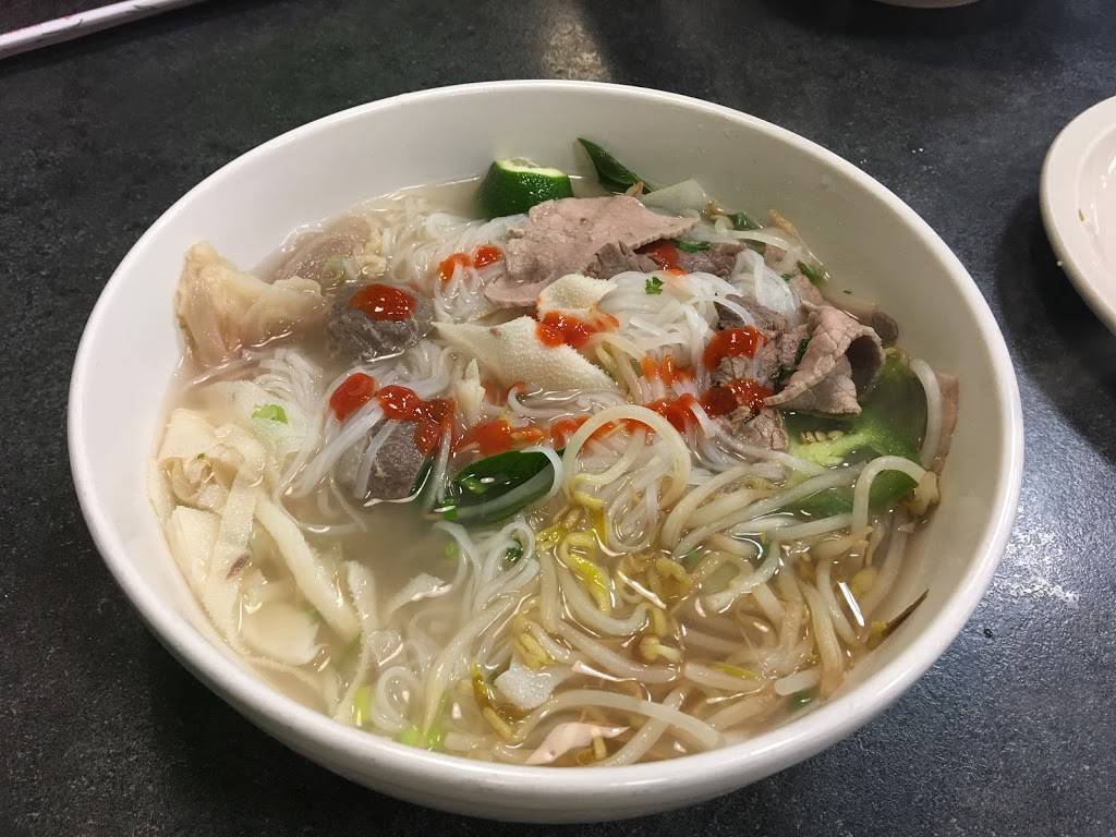Pho Chopstix | restaurant | 28308 Telegraph Rd, Southfield, MI 48034, USA | 9472828535 OR +1 947-282-8535