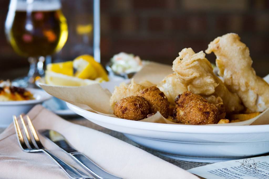 Dukes Alehouse and Kitchen | restaurant | 110 N Main St, Crystal Lake, IL 60014, USA | 8153569980 OR +1 815-356-9980