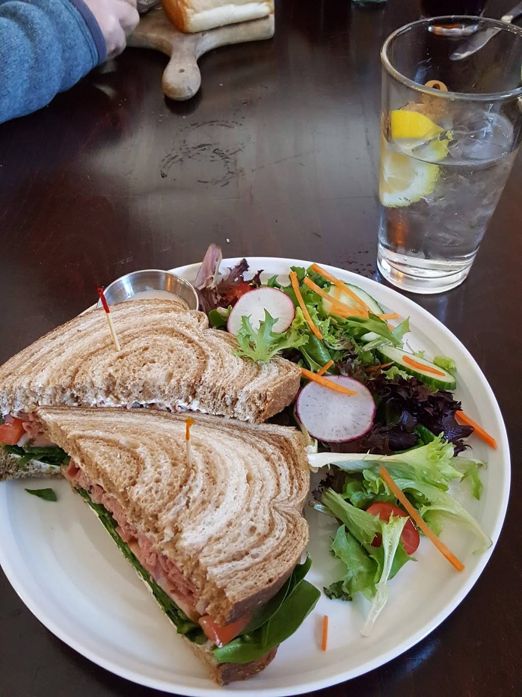 Peter Christians Tavern | restaurant | 195 Main St, New London, NH 03257, USA | 6035262964 OR +1 603-526-2964