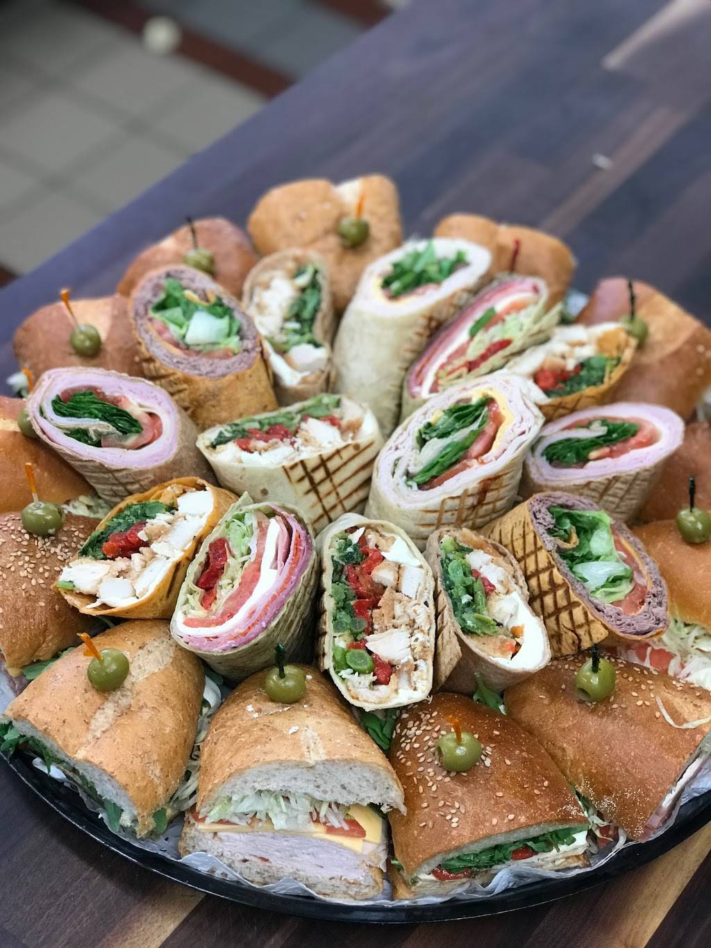 Benateris Italian Gourmet Deli & Catering | restaurant | 129-21 14th Ave, College Point, NY 11356, USA | 7184459240 OR +1 718-445-9240