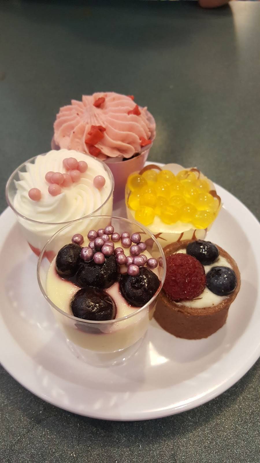 Hollywood & Vine | restaurant | 351 S Studio Dr N, Orlando, FL 32830, USA | 4079393463 OR +1 407-939-3463