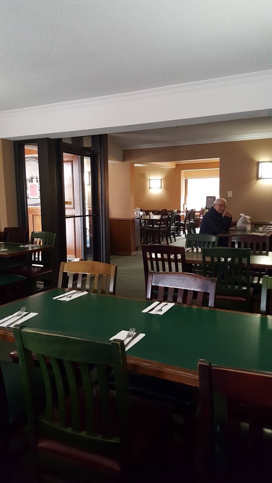 Fortis Family Restaurant | restaurant | 135 Queenston St, St. Catharines, ON L2R 2Z8, Canada | 9056826167 OR +1 905-682-6167