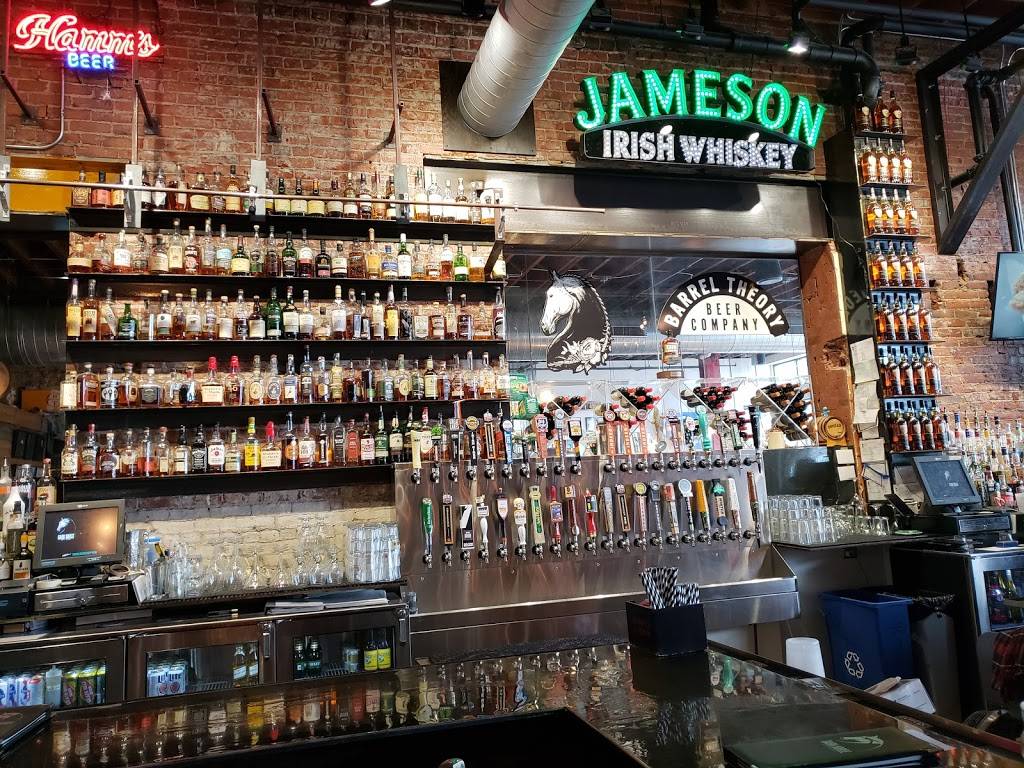 Dark Horse Bar & Eatery | restaurant | 250 E 7th St, St Paul, MN 55101, USA | 6513137960 OR +1 651-313-7960