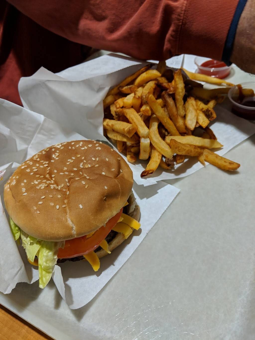 Johnnies Charcoal Broiler | restaurant | 1700 Shedeck Pkwy, Yukon, OK 73099, USA | 4054947971 OR +1 405-494-7971