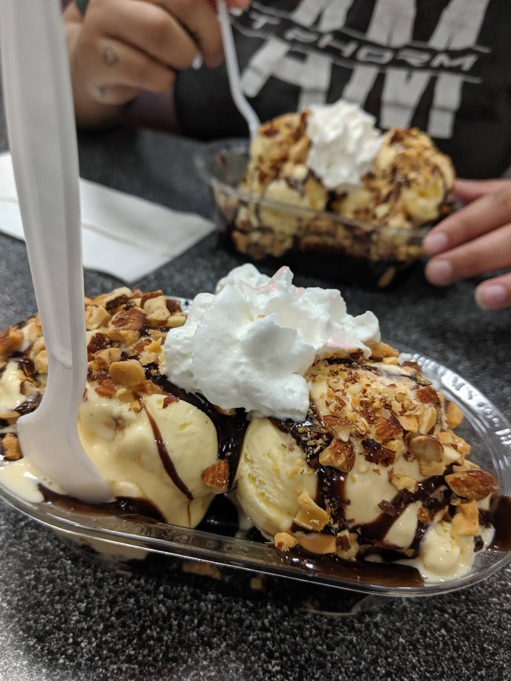 Braums Ice Cream & Burger Restaurant | restaurant | 500 E Hwy #303, Grand Prairie, TX 75051, USA | 9722639709 OR +1 972-263-9709