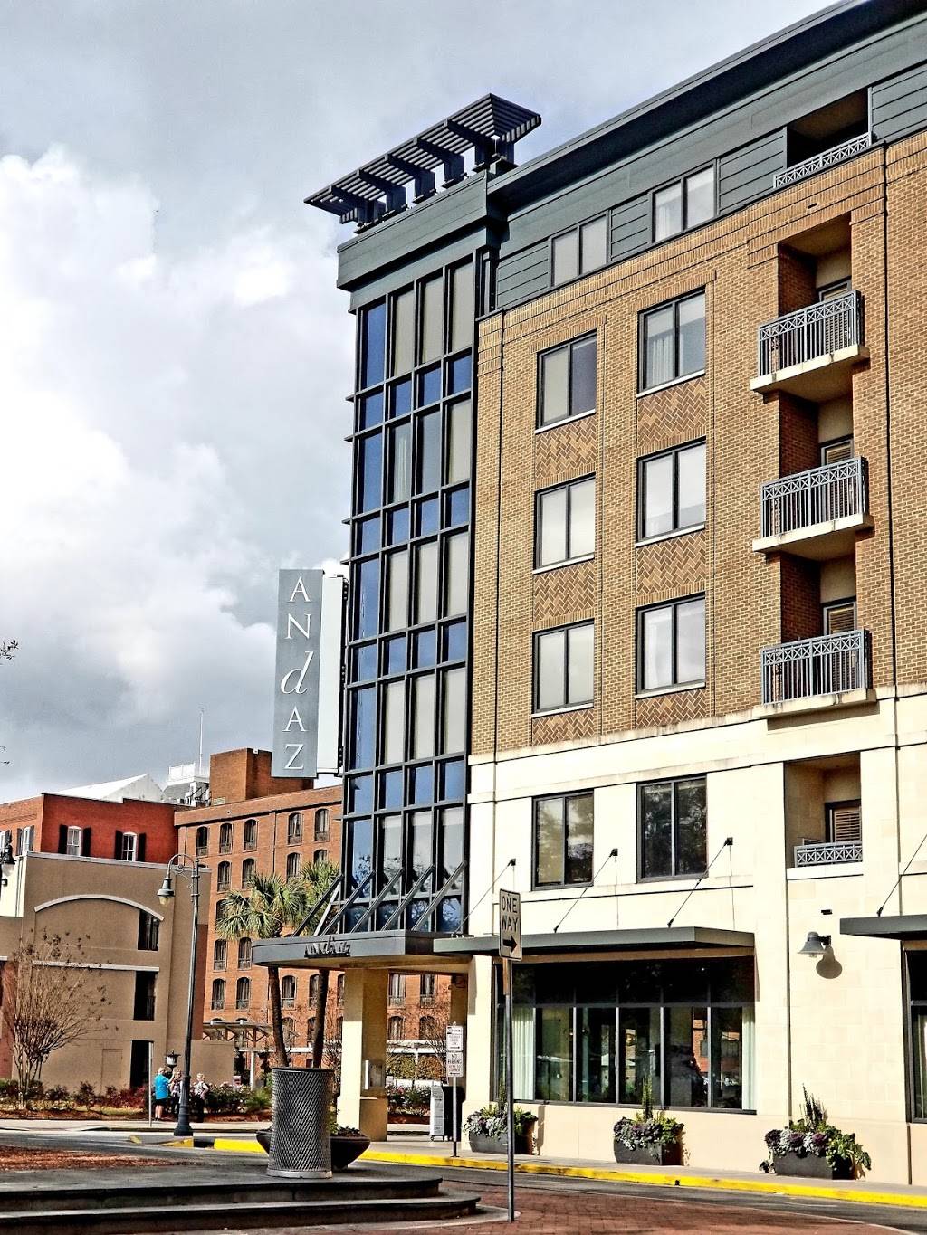 22 Square Restaurant & Bar | restaurant | 14 Barnard St, Savannah, GA 31401, USA | 9122332116 OR +1 912-233-2116