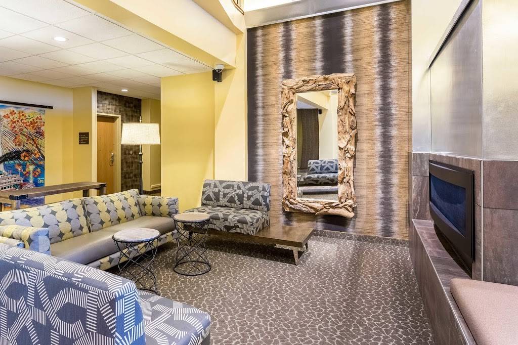 Comfort Suites | restaurant | 1780 Stonegate Center Dr, Burlington, IA 52601, USA | 3197531300 OR +1 319-753-1300