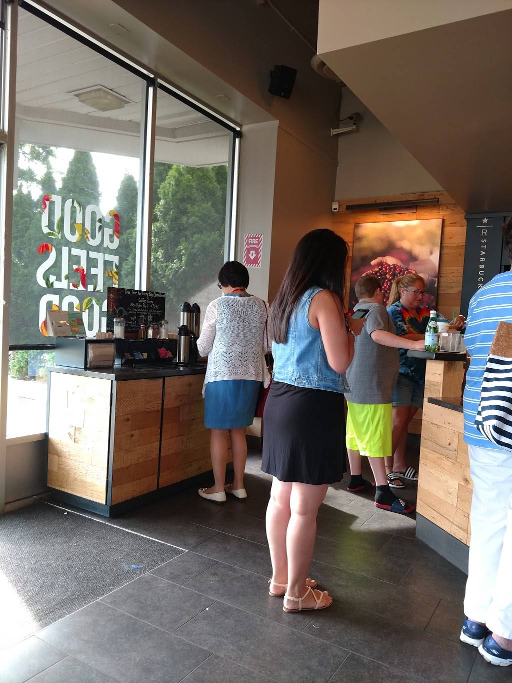 Starbucks | cafe | 1596 Union Tpke, New Hyde Park, NY 11040, USA | 7188311323 OR +1 718-831-1323