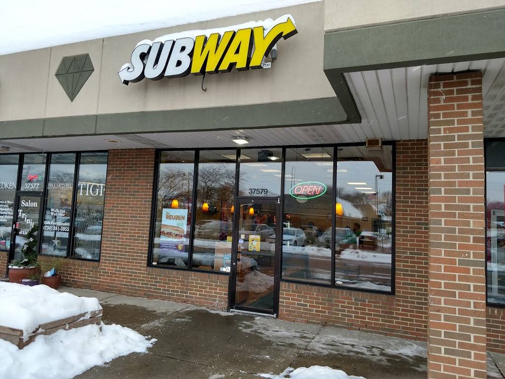 Subway | restaurant | 37579 Five Mile Road, Livonia, MI 48154, USA | 7344621764 OR +1 734-462-1764