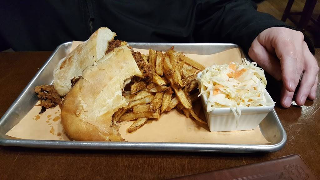 The Rib Crib & Smokeshop | restaurant | 106 Lakeport Rd, St. Catharines, ON L2N 4R1, Canada | 9059341231 OR +1 905-934-1231